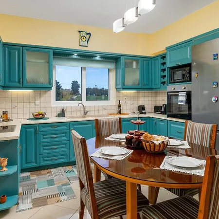 Chrysa Traditional Family House *