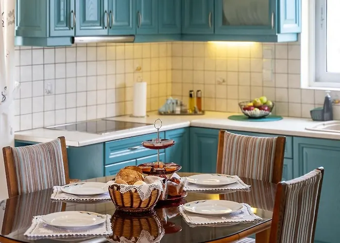 Chrysa Traditional Family House *